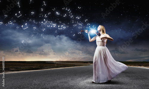 Woman violinist