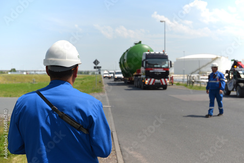 Schwerlasttransport in einer Raffinerie // Heavy transport photo