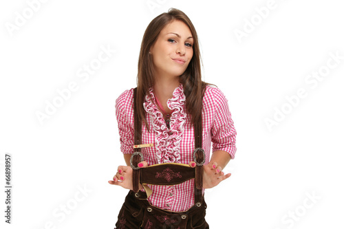 gut aussehendes Mädchen in Lederhosen