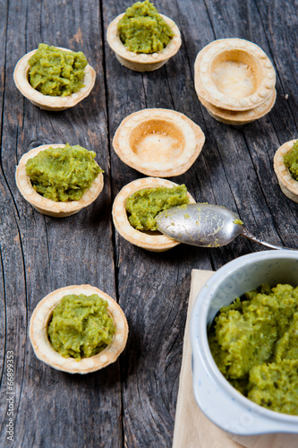 Mini tarts with broccoli puree