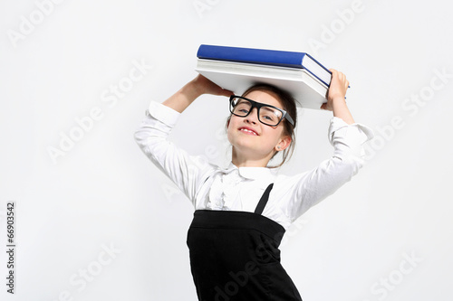 Dziewczynka z książkami na głowie