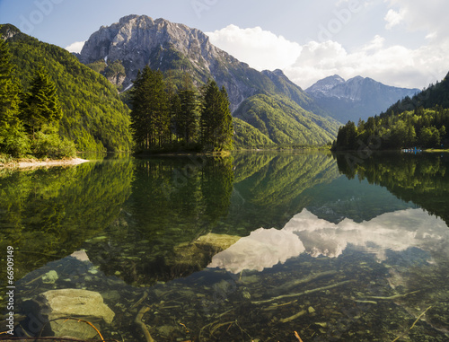 Lago de Predil,panorama górskiego jeziora w Alpach Włoskich