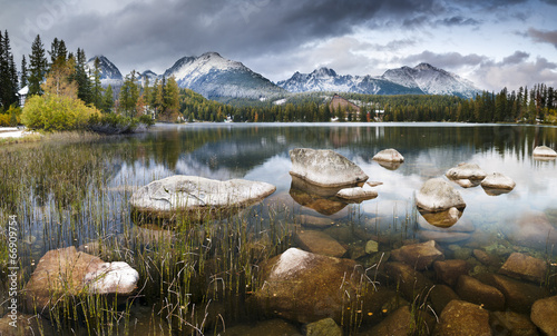 Fototapeta Naklejka Na Ścianę i Meble -  Tatrzańskie jezioro,Szczyrbskie Pleso,Słowacja