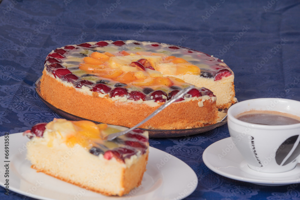 Bunte Obsttorte mit einem Gedeck aus Tasse und Teller Stock Photo ...
