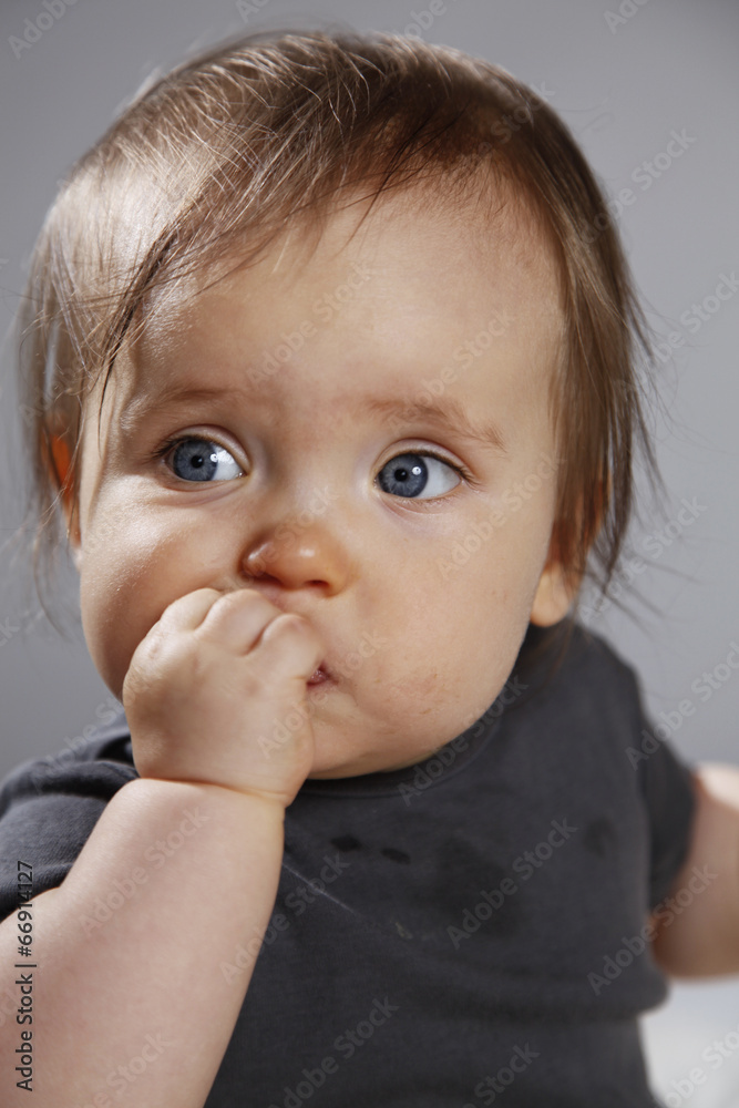 neugieriges Baby nuckelt an Daumen neugieriges Baby nuckelt an Daumen