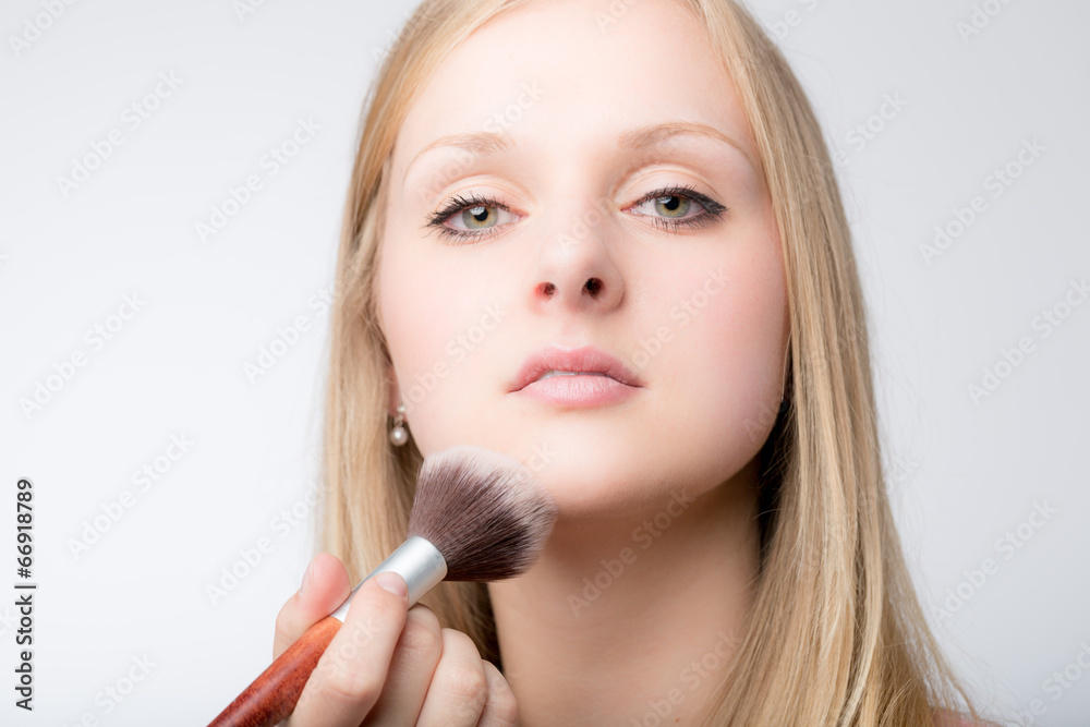 Mädchen schminkt sich