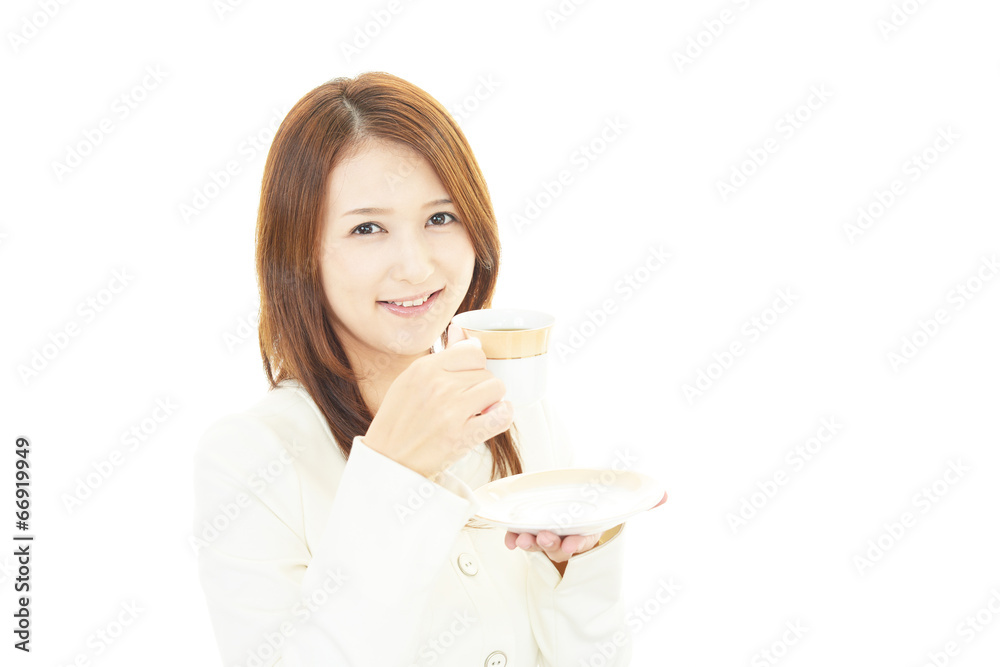 コーヒーを飲む笑顔の女性 コーヒーを飲む笑顔の女性