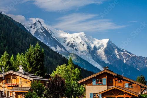 Obraz na płótnie Beautiful wood chalet in Chamonix, France, Mont Blanc on a sunny w salonie