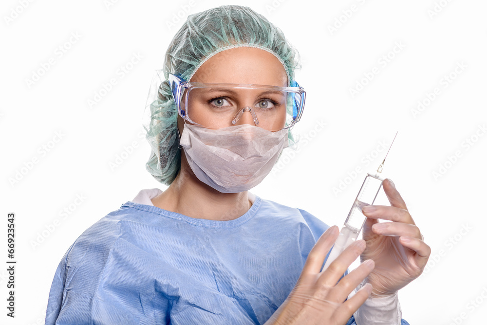 Arzt oder Krankenschwester mit einer  Injektionsnadel