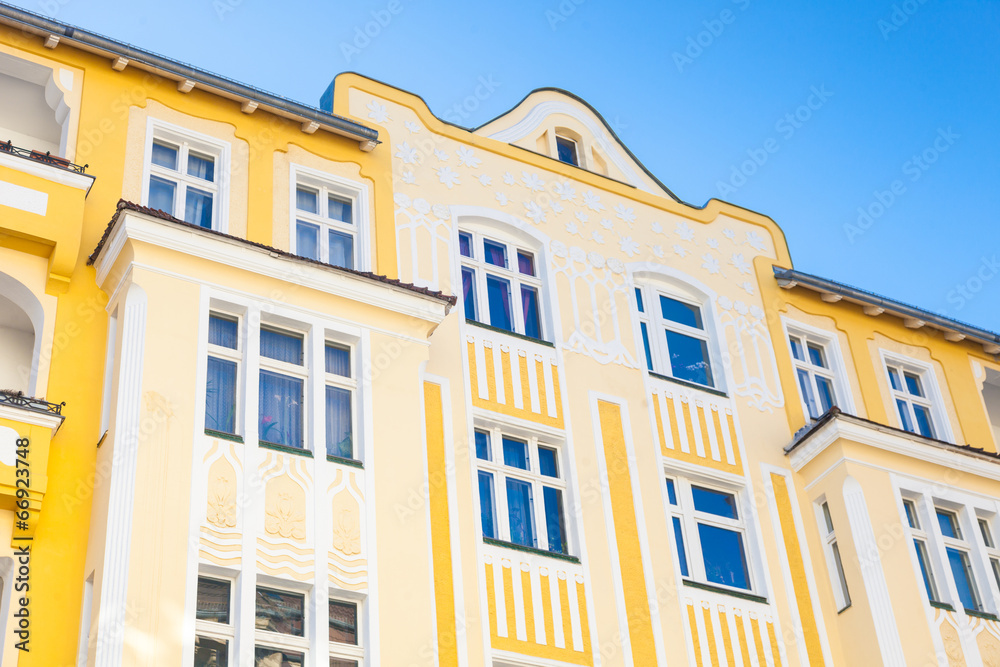 Obraz premium Altbau in Deutschland, Berlin - gelbes Haus
