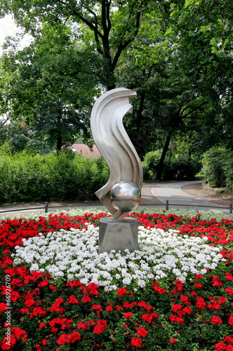 Skulptur Woge mit Kugel Volkman Haase photo