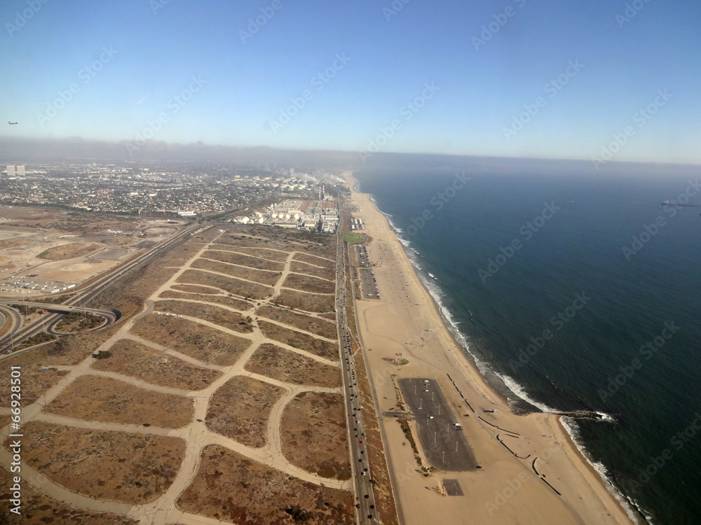 Obraz premium View of Beach, power plant, and surrounding area Leaving Los Ang