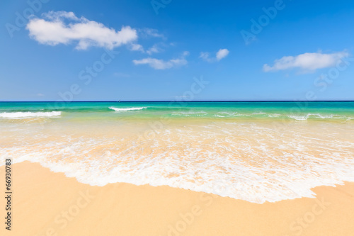 Fototapeta Naklejka Na Ścianę i Meble -  Beautiful ocean beach