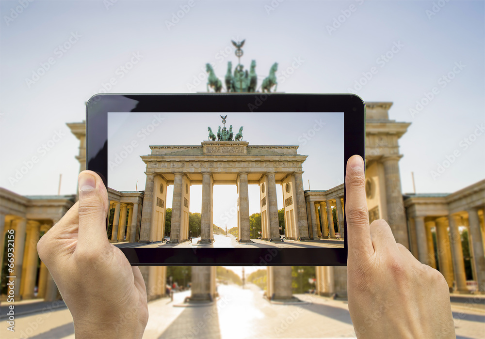 Fototapeta premium photographing with my tablet the Brandenburg Gate