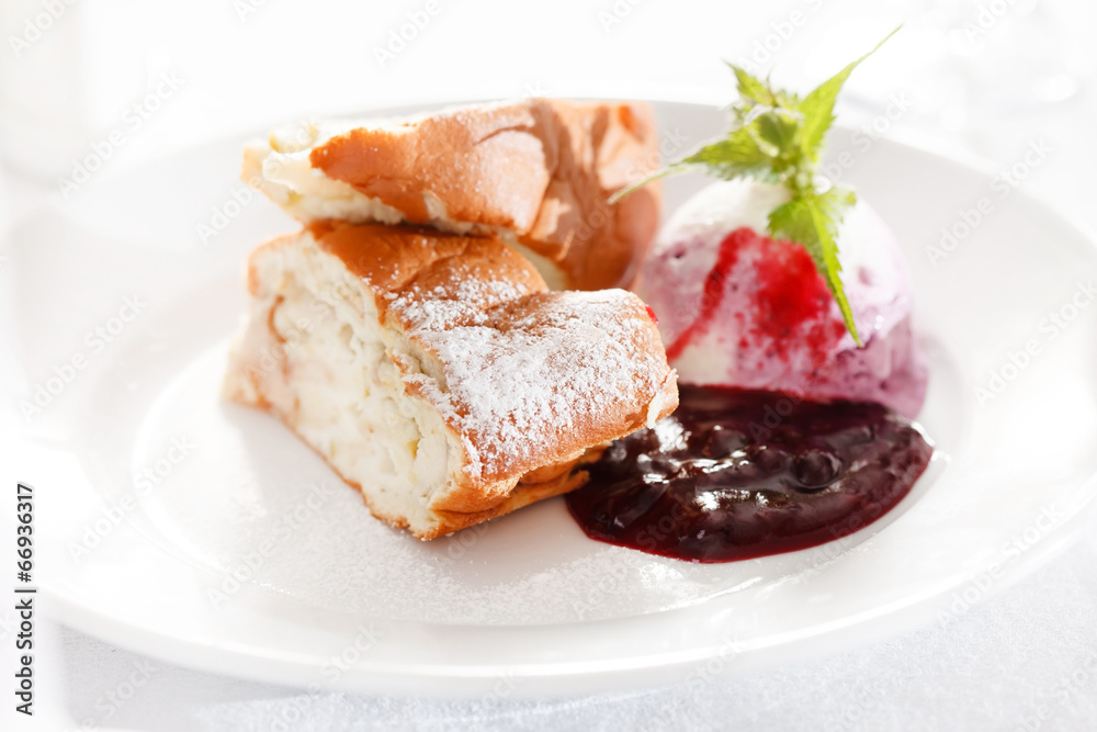 apple cake with ice cream