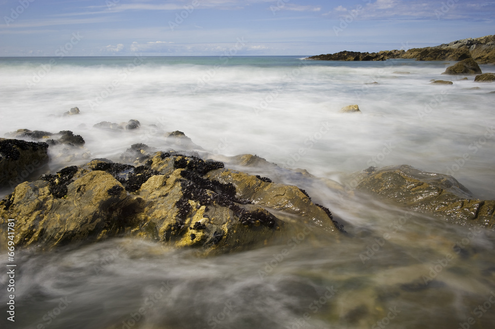 Obraz premium Long exposure photograph of the Cornish coast, UK.