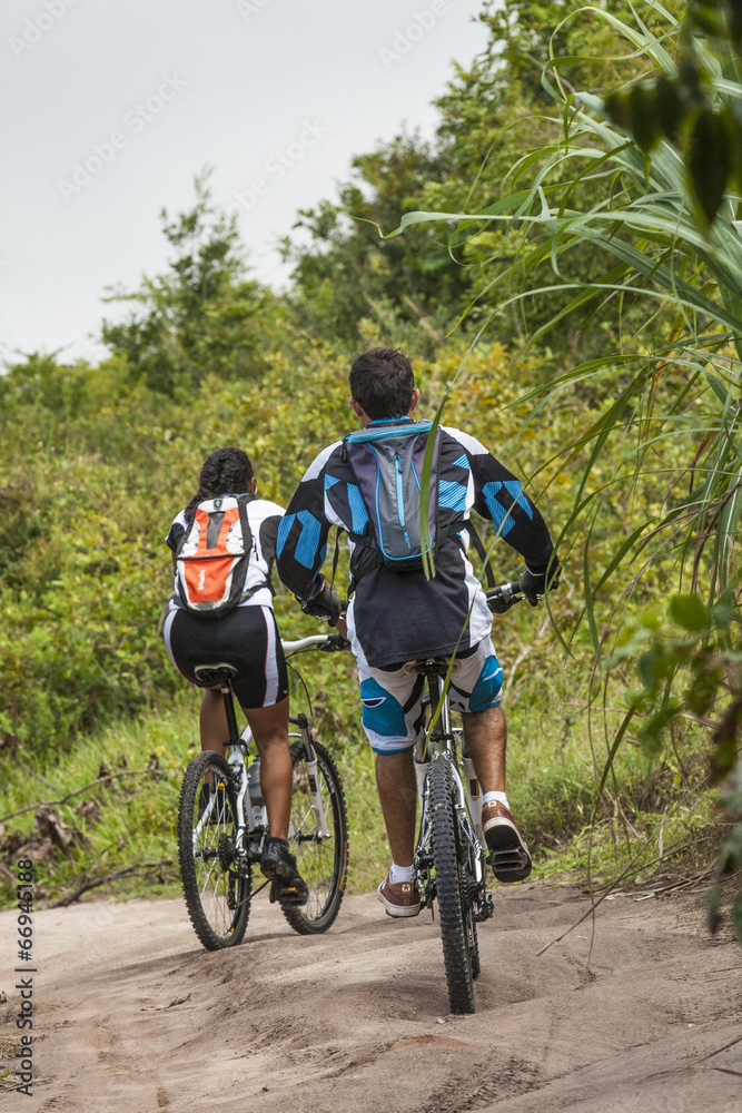 Fototapeta premium escursionisti in mountain bike