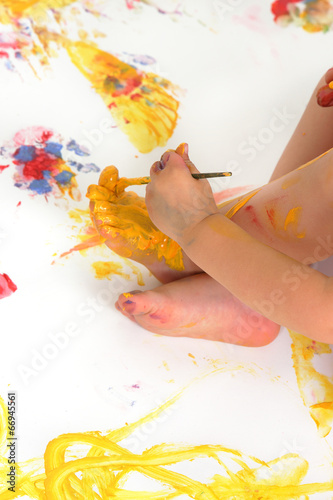 dziecko malujące stopy