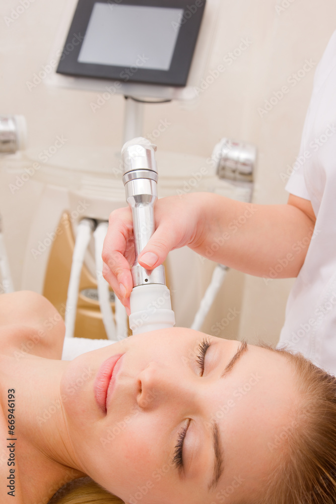 Naklejka premium Woman getting light pulsed hair removal treatment