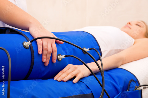 Bild auf Leinwand legs pressotherapy machine on woman in beauty center
