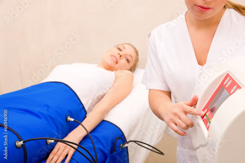 Bild auf Leinwand legs pressotherapy machine on woman in beauty center