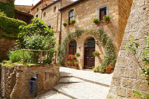 Fototapeta Naklejka Na Ścianę i Meble -  Medieval street in the Italian hill town