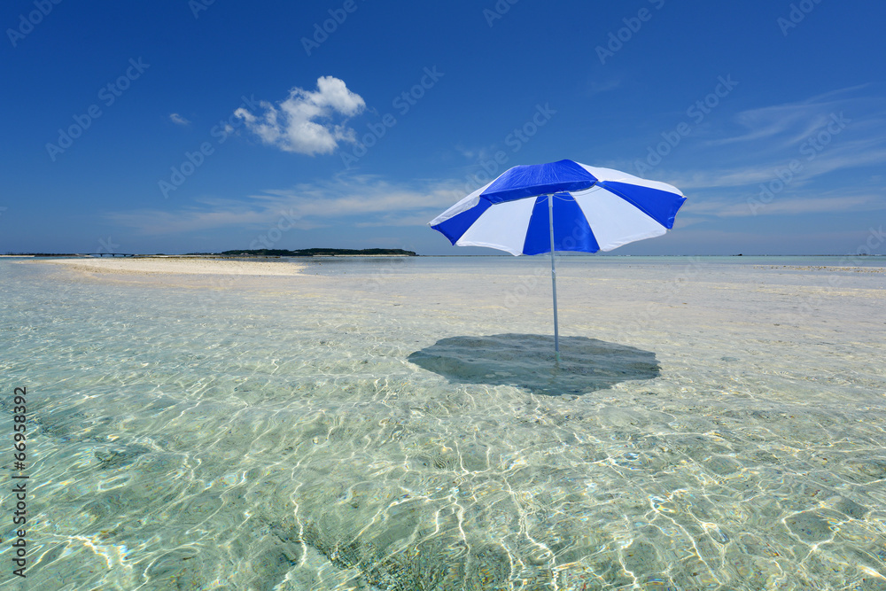 美しい沖縄のビーチと夏空 美しい沖縄のビーチと夏空