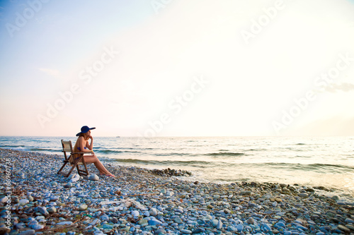 Девушка в шляпе у берега моря