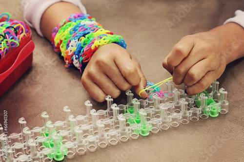 fillette fabriquant bracelet élastique plastique photo