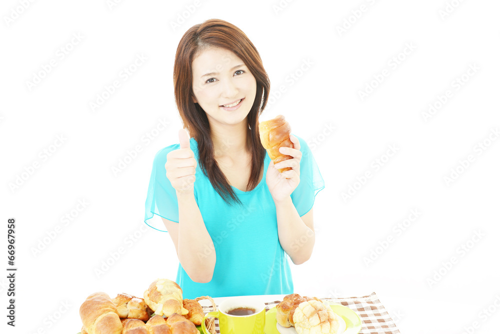 食事を楽しむ女性