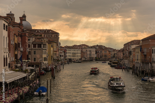Morgendämmerung auf der Brücke in Venedig