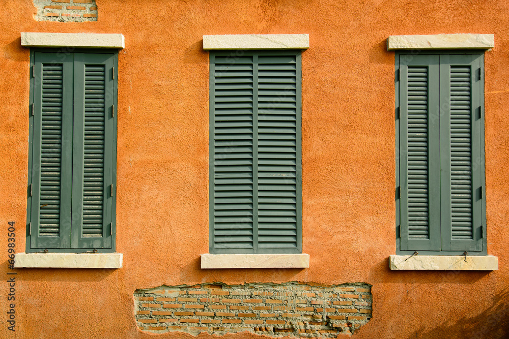 Naklejka premium Window on orange wall