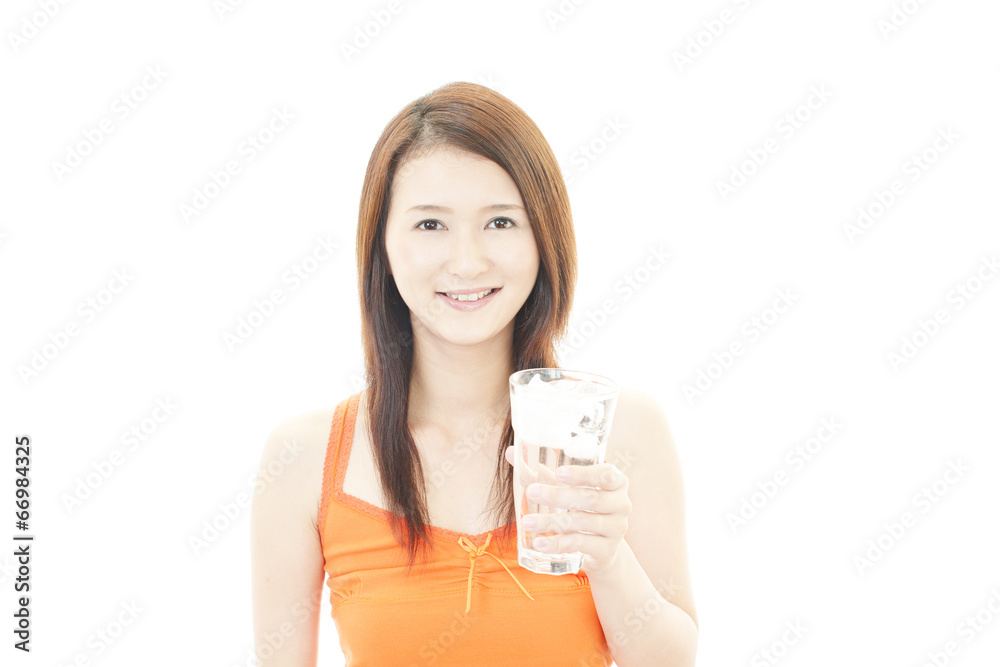 ミネラルウォーターを飲む女性 ミネラルウォーターを飲む女性