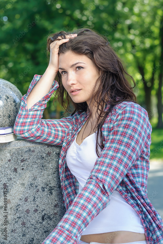 Naklejka premium Dickered woman in the park