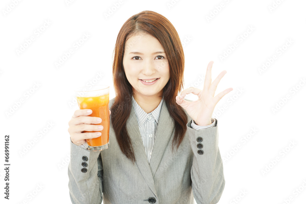 ジュースを飲む笑顔の女性 ジュースを飲む笑顔の女性