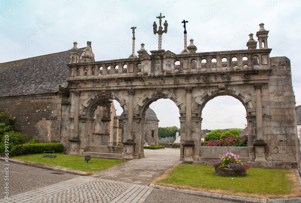 Arc de  triomphe de l'église Saint Suliau à Sizun, Finistère
