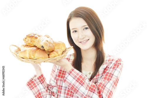 パンを持つ笑顔の女性