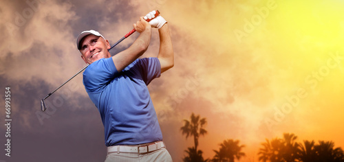 Obraz golfista strzelający piłkę golfową