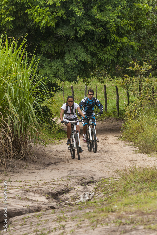Naklejka premium escursionisti in mountain bike