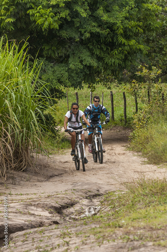  escursionisti in mountain bike