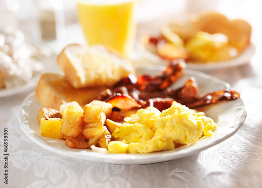 full breakfast with scrambled eggs, fried potatoes and bacon, - obrazy, fototapety, plakaty 