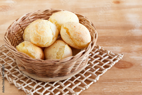 Fotografia Brazilian snack cheese bread (pao de queijo) in wicker basket