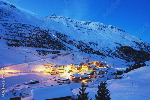 Fotografía Night view the alpine village Vent in the Austrian Alps