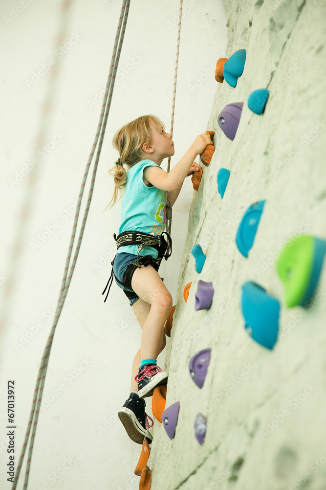girl climbing up the wall - obrazy, fototapety, plakaty 
