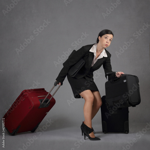 femme tirant ses valises photo