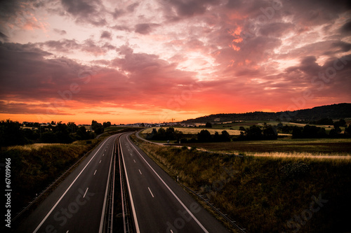 Straße durch den Morgenhimmel