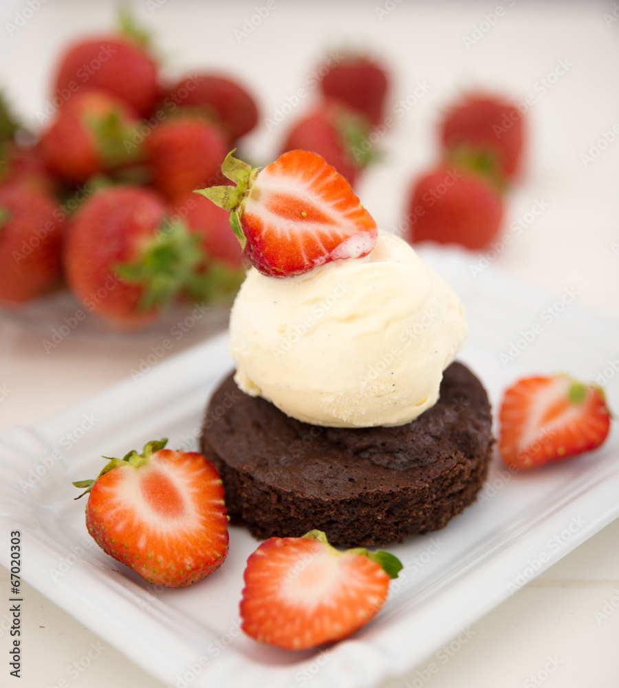 Schokoladenbrownie mit Vanilleeis und Erdbeeren Schokoladenbrownie mit Vanilleeis und Erdbeeren