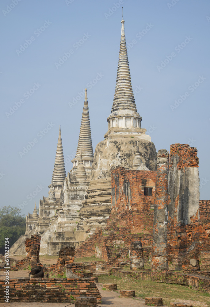 Fototapeta premium Вид на ступы храма Ват Пхра Си Санпет. Айютая, Таиланд