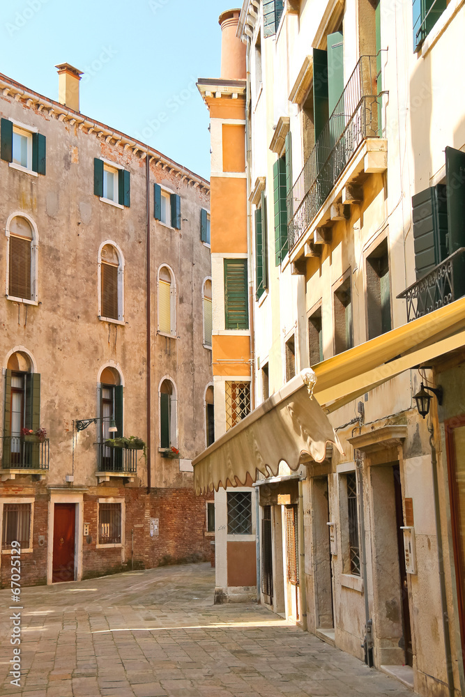 Fototapeta premium House on a narrow street in the Italian city of Venice, Italy