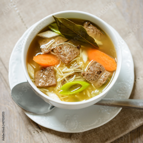 Nudelsuppe mit Gemüse und Sojafleisch photo